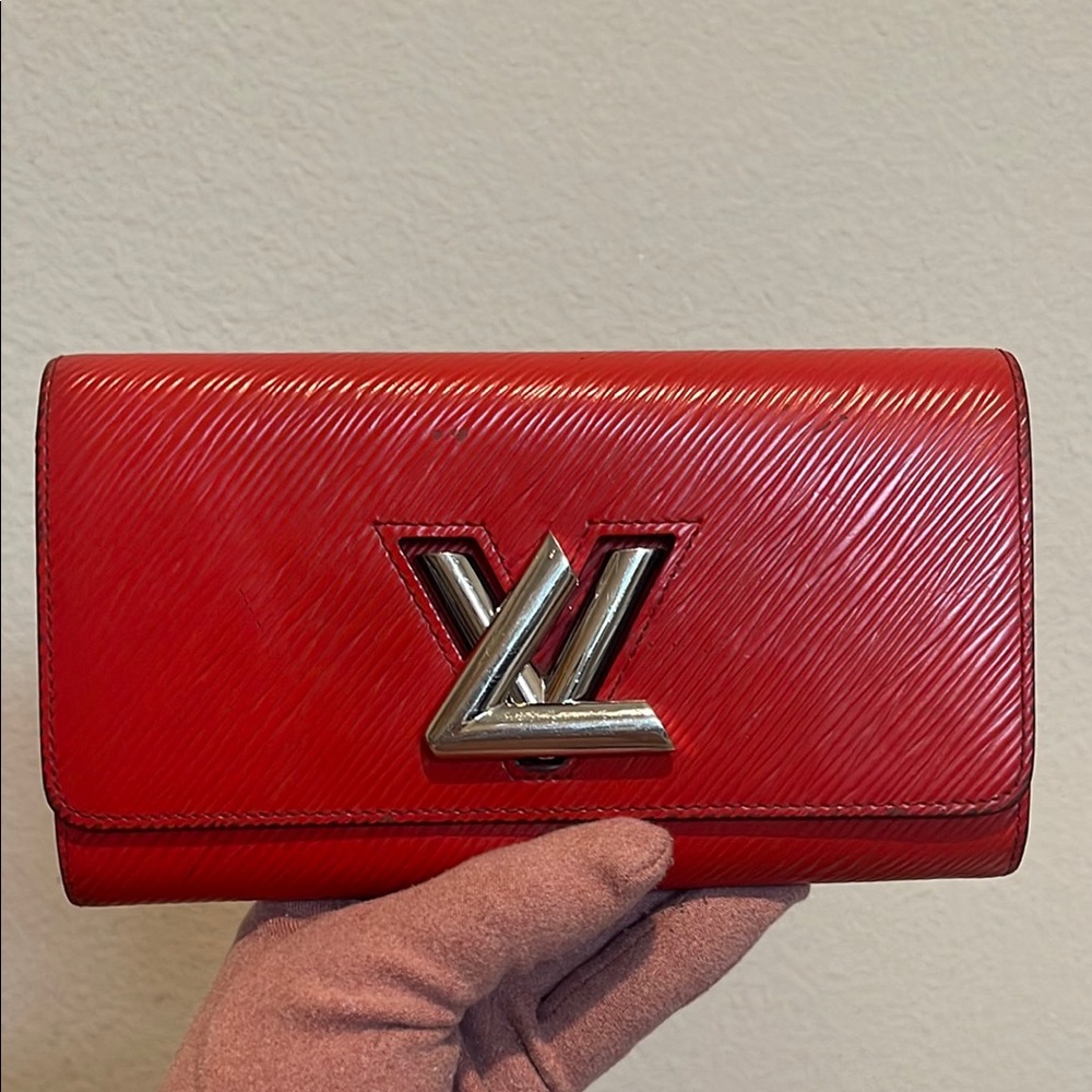JB008 LV Red Epi Wallet